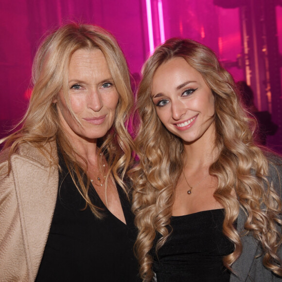 Estelle Lefébure et sa fille Emma Smet - à la soirée Calzedonia "Calzedomania" au Palais Brongniart à Paris pendant la fashion week femme printemps/été 2023 le 26 septembre 2022. © Rachid Bellak / Bestimage 