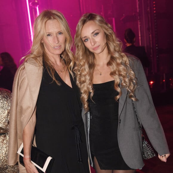 Estelle Lefébure et sa fille Emma Smet - People à la soirée Calzedonia "Calzedomania" au Palais Brongniart à Paris pendant la fashion week femme printemps/été 2023 le 26 septembre 2022. © Rachid Bellak / Bestimage 