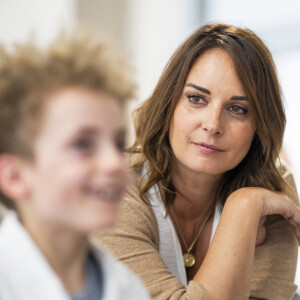 Julia Vignali vient de devenir la marraine d'un enfant de 10 ans qui souffre d'une grave maladie...
L'actrice et présentatrice de télévision française Julia Vignali rend visite à Leon à l'Institut Neuromyogene à Lyon, en France. Leon souffre d'une maladie rare appelée GAN (Giant axonal neuropathy) ou La neuropathie a axones geants (NAG) pour laquelle il n'existe actuellement aucun traitement ou remède.  Photo par Eliot Blondet/ABACAPRESS.COM