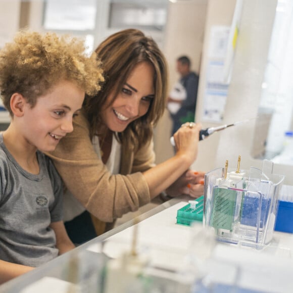 L'animatrice d'"Affaire Conclue" espère ainsi faire avancer la recherche pour que des traitements puissent être trouvés...
L'actrice et présentatrice de télévision française Julia Vignali rend visite à Leon à l'Institut Neuromyogene à Lyon, en France, le 17 mai 2024. Leon souffre d'une maladie rare appelée GAN (Giant axonal neuropathy) ou La neuropathie a axones geants (NAG) pour laquelle il n'existe actuellement aucun traitement ou remède. Photo par Eliot Blondet/ABACAPRESS.COM