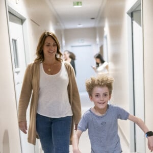 Mais Julia Vignali est aussi une maman qui s'inquiète forcément...
L'actrice et présentatrice de télévision française Julia Vignali rend visite à Leon à l'Institut Neuromyogene à Lyon, en France, le 17 mai 2024. Leon souffre d'une maladie rare appelée GAN (Giant axonal neuropathy) ou La neuropathie a axones geants (NAG) pour laquelle il n'existe actuellement aucun traitement ou remède. Photo par Eliot Blondet/ABACAPRESS.COM