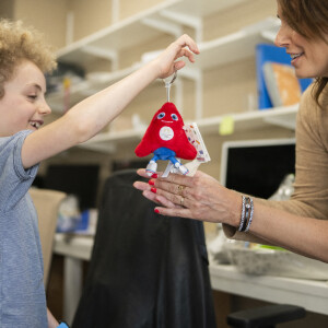 L'actrice et présentatrice de télévision française Julia Vignali rend visite à Leon à l'Institut Neuromyogene à Lyon, en France, le 17 mai 2024. Leon souffre d'une maladie rare appelée GAN (Giant axonal neuropathy) ou La neuropathie a axones geants (NAG) pour laquelle il n'existe actuellement aucun traitement ou remède. Photo par Eliot Blondet/ABACAPRESS.COM