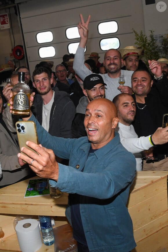 Sur cette photo, Eric Judor tient une boisson.
Exclusif - Eric Judor présente "Jus d'Or", le résultat d'une étroite collaboration entre les créateurs de la toute jeune maison Cane et l'acteur. © Lionel Urman/Bestimage 