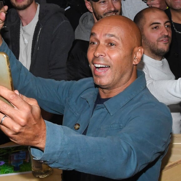 Sur cette photo, Eric Judor tient une boisson.
Exclusif - Eric Judor présente "Jus d'Or", le résultat d'une étroite collaboration entre les créateurs de la toute jeune maison Cane et l'acteur. © Lionel Urman/Bestimage 