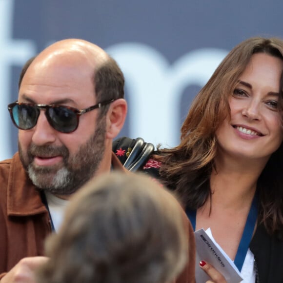 Kad Merad et sa compagne Julia Vignali assistent au match de football Bordeaux/ Marseille au stade de Bordeaux le 14 Mai 2107. © Patrick Bernard-Quentin Salinier/ Bestimage