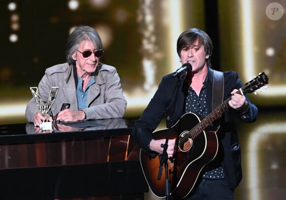 Jacques Dutronc (Victoire d'honneur) et Thomas Dutronc lors de la 37ème cérémonie des Victoires de la musique à la Seine musicale de Boulogne-Billancourt, le 11 février 2022. © Guirec Coadic/Bestimage