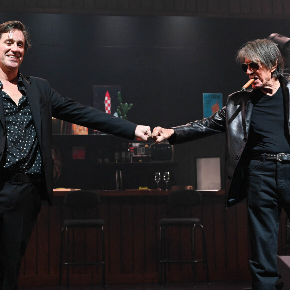 Jacques Dutronc et Thomas Dutronc en showcase de leur tournée "Dutronc & Dutronc" au Centre Evénementiel de Courbevoie le 11 avril 2022.. © Coadic Guirec/Bestimage