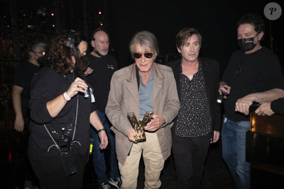 Exclusif - Jacques Dutronc (Victoire d'honneur) avec son fils Thomas Dutronc en backstage lors la 37ème cérémonie des Victoires de la musique à la Seine musicale de Boulogne-Billancourt © Cyril Moreau / Tiziano Da Silva / Bestimage 