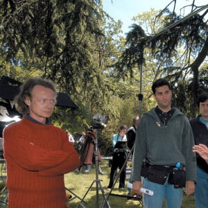 Montmelas-Saint-Sorlin (69). 19/05/2005. Tournage de la série télévisée "Kaamelott" Saison 2, épisode N176;51 "Arthur in Love" au château de Montmelas. Le réalisateur et acteur Alexandre Astier s'entretient avec les techniciens - Photo Soudan E/ANDBZ/ABACAPRESS.COM  ;