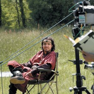 Sa série est devenue un véritable phénomène de société.Montmelas-Saint-Sorlin (69): 19/05/2005. Le realisateur lyonnais Alexandre Astier, au chateau de Montmelas, sur le tournage de la serie televisee "Kaamelott" Saison 2, episode N°51 "Arthur in Love", interprete du roi Arthur - Photo by Soudan