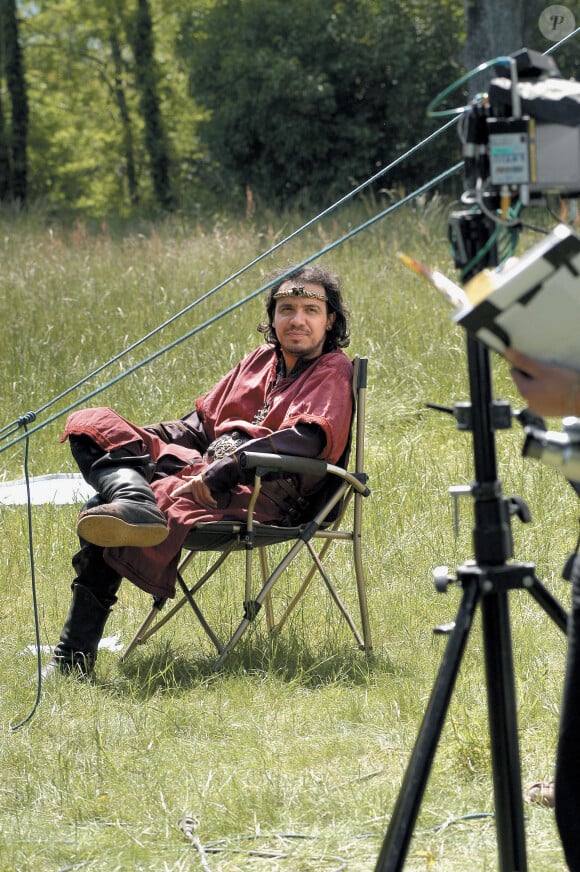 Sa série est devenue un véritable phénomène de société.Montmelas-Saint-Sorlin (69): 19/05/2005. Le realisateur lyonnais Alexandre Astier, au chateau de Montmelas, sur le tournage de la serie televisee "Kaamelott" Saison 2, episode N°51 "Arthur in Love", interprete du roi Arthur - Photo by Soudan