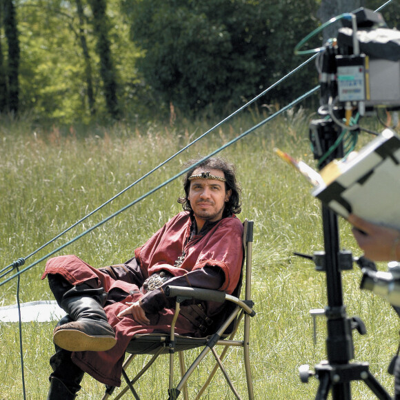 Sa série est devenue un véritable phénomène de société.Montmelas-Saint-Sorlin (69): 19/05/2005. Le realisateur lyonnais Alexandre Astier, au chateau de Montmelas, sur le tournage de la serie televisee "Kaamelott" Saison 2, episode N°51 "Arthur in Love", interprete du roi Arthur - Photo by Soudan