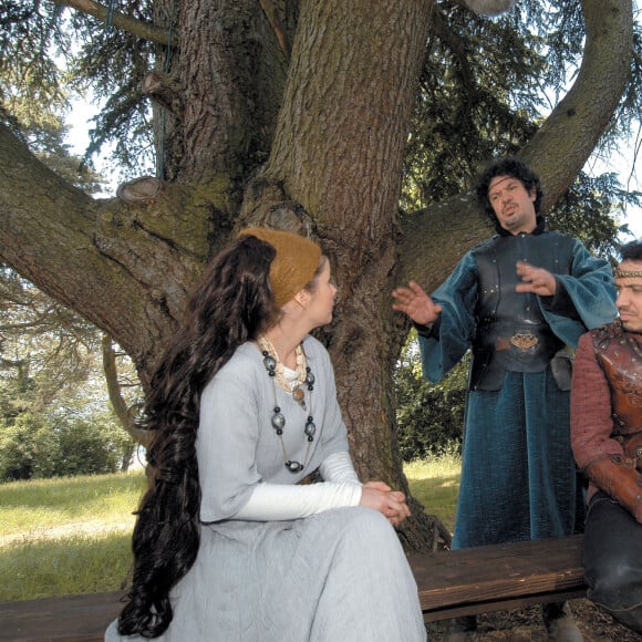 Montmelas-Saint-Sorlin (69). 19/05/2005. Tournage de la serie televisee "Kaamelott" Saison 2, episode N°51 "Arthur in Love" au chateau de Montmelas. Lionnel Astier, Alexandre Astier et Caroline Victoria sous un arbre - Photo by Soudan E/ANDBZ/ABACAPRESS.COM