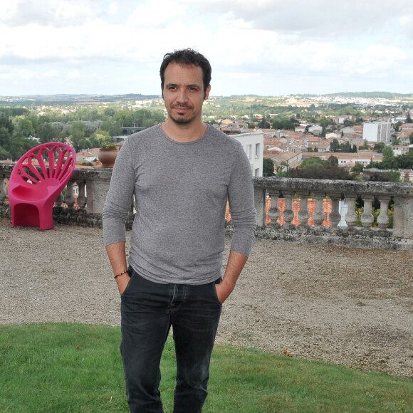 Et son créateur, à la fois auteur, scénariste, acteur, réalisateur, metteur en scène et compositeur parvient aujourd'hui à récolter les fruits de son travail.Alexandre Astier pose lors du 5e Festival du film francophone d'Angoulême à Angoulême, France, le 25 août 2012. Photo par Giancarlo Gorassini/ABACAPRESS.COM