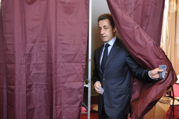 Nicolas Sarkozy vote au lycée La Fontaine à Paris (XVIe arrondissement) le 21 mars 2010 pour le second tour des élections régionales