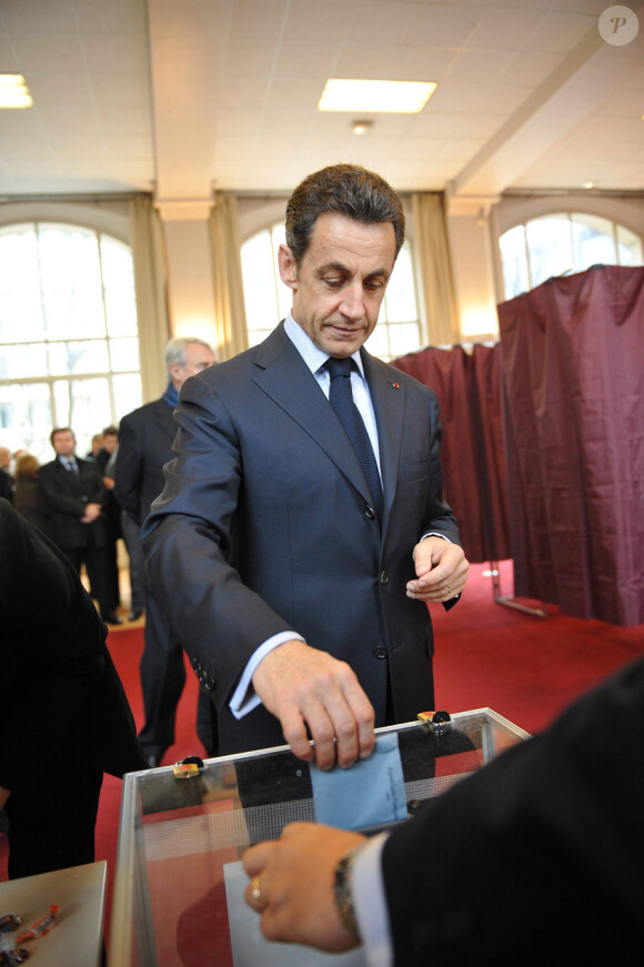 Nicolas Sarkozy vote au lycée La Fontaine à Paris (XVIe arrondissement) le 21 mars 2010 pour le second tour des élections régionales