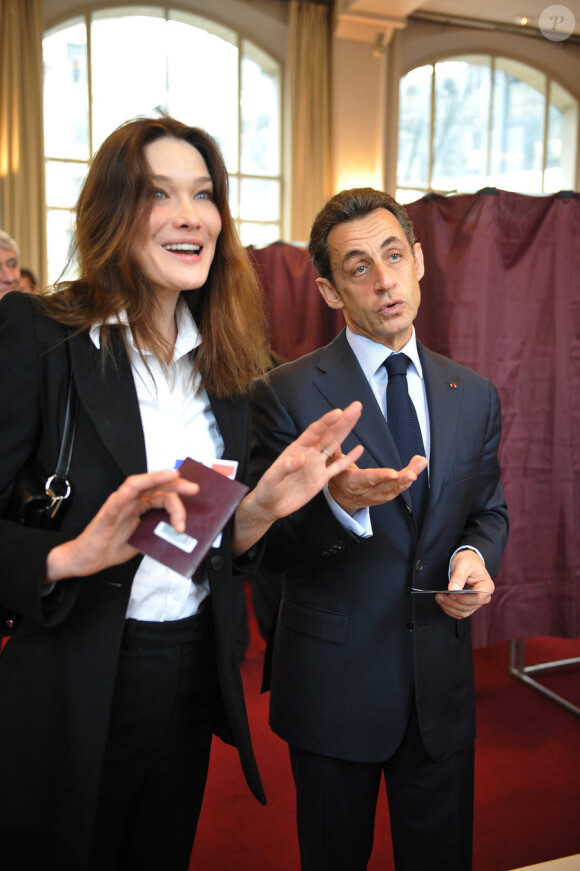 Nicolas Sarkozy et Carla Bruni ont voté au lycée La Fontaine à Paris (XVIe arrondissement) le 21 mars 2010 pour le second tour des élections régionales