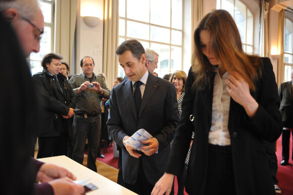 Nicolas Sarkozy et Carla Bruni ont voté au lycée La Fontaine à Paris (XVIe arrondissement) le 21 mars 2010 pour le second tour des élections régionales
