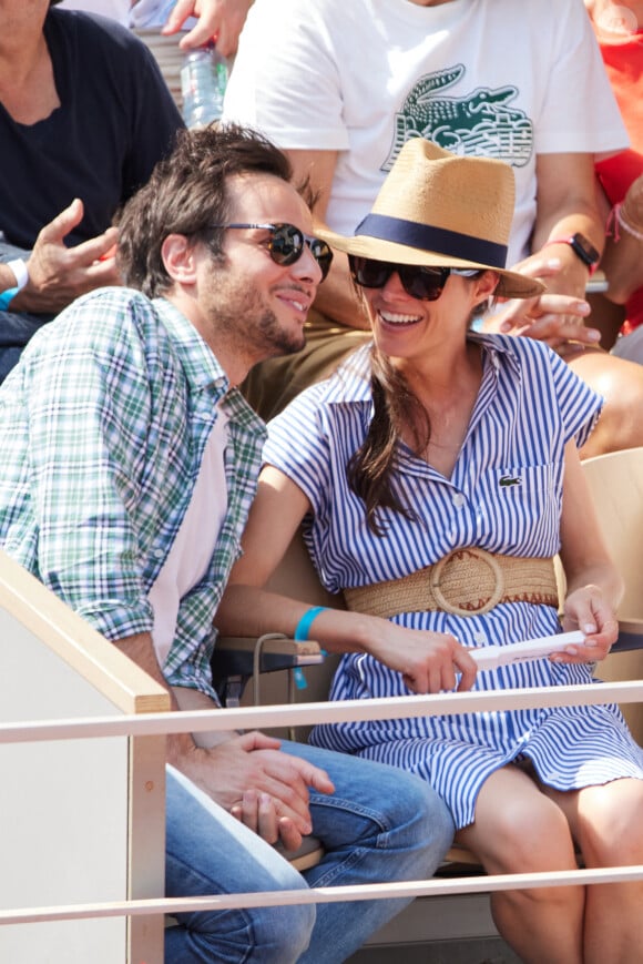 L'année dernière, le couple avait échangé de tendres et longs regards amoureux dans les gradins.
Le chanteur Vianney et sa femme Catherine Robert en tribunes lors des Internationaux de France de tennis de Roland Garros 2023, à Paris, France, le 9 juin 2023. © Jacovides-Moreau/Bestimage