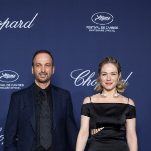 Un entourage qui l'a aidée à remonter la pente et elle a même repris le chemin des tournages !
Michel Ferracci et sa femme Émilie Dequenne - Cérémonie du remise du Trophée Chopard au Carlton Beach à Cannes, lors du 76ème Festival International du Film de Cannes. Le 19 mai 2023 © Olivier Borde / Bestimage