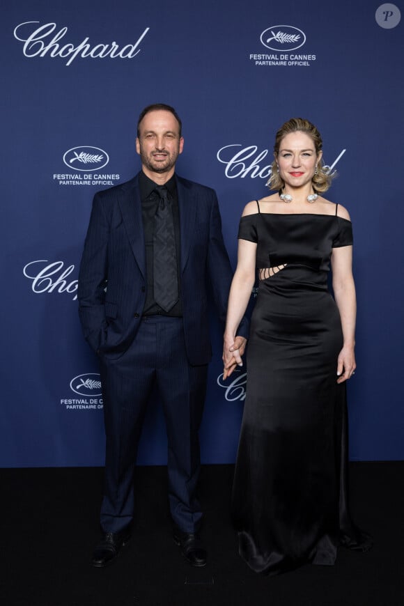 Un entourage qui l'a aidée à remonter la pente et elle a même repris le chemin des tournages !
Michel Ferracci et sa femme Émilie Dequenne - Cérémonie du remise du Trophée Chopard au Carlton Beach à Cannes, lors du 76ème Festival International du Film de Cannes. Le 19 mai 2023 © Olivier Borde / Bestimage