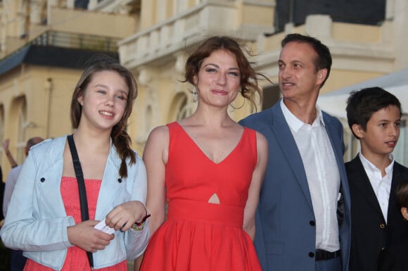 Sa fille unique Milla a elle mis entre parenthèse sa première année d'études pour la soutenir
Emilie Dequenne, sa fille Milla, et Michel Ferracci, et le fils de ce dernier - Cérémonie de clôture du festival romantique de Cabourg, le 14 juin 2014. @ Denis Guignebourg / Bestimage