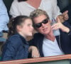 Notamment à sa fille Rose.
Elise Lucet et sa fille Rose - People dans les tribunes des Internationaux de France de Tennis de Roland Garros à Paris. Le 9 juin 2018 © Cyril Moreau / Bestimage 