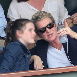 Notamment à sa fille Rose.
Elise Lucet et sa fille Rose - People dans les tribunes des Internationaux de France de Tennis de Roland Garros à Paris. Le 9 juin 2018 © Cyril Moreau / Bestimage 