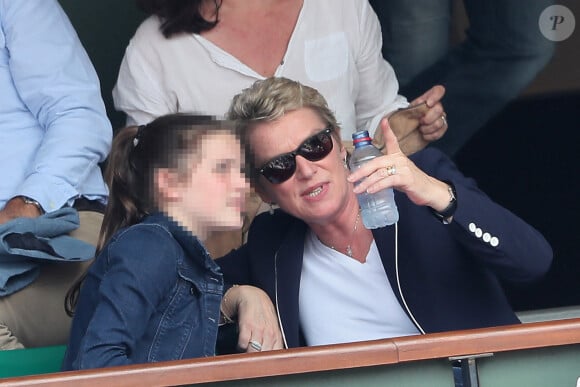 Notamment à sa fille Rose.
Elise Lucet et sa fille Rose - People dans les tribunes des Internationaux de France de Tennis de Roland Garros à Paris. Le 9 juin 2018 © Cyril Moreau / Bestimage 