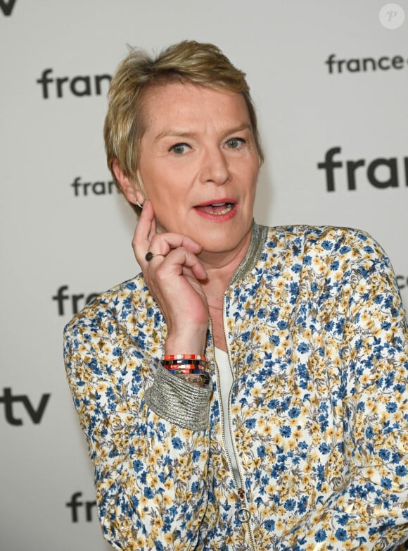 L'occasion de s'intéresser à la journaliste.
Elise Lucet au photocall pour la conférence de presse de rentrée de France TV à la Grande Halle de la Villette à Paris, France, le 6 juillet 2022. © Coadic Guirec/Bestimage 