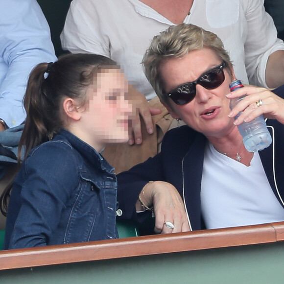 Rose n'avait alors que 8 ans.
Elise Lucet et sa fille Rose - People dans les tribunes des Internationaux de France de Tennis de Roland Garros à Paris. Le 9 juin 2018 © Cyril Moreau / Bestimage 