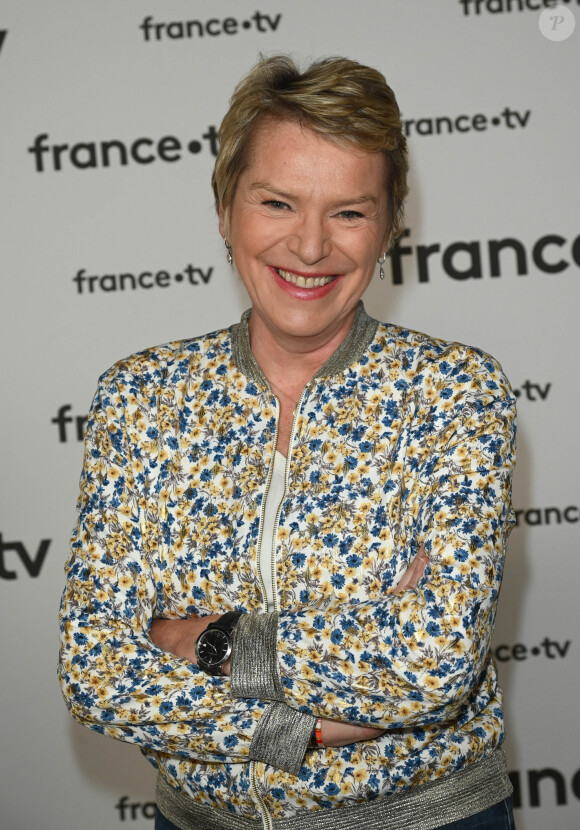 Elise Lucet au photocall pour la conférence de presse de rentrée de France TV à la Grande Halle de la Villette à Paris, France, le 6 juillet 2022. © Coadic Guirec/Bestimage  Celebs attend the photocall for France TV's back-to-school press conference at the Grande Halle de la Villette in Paris, France, on July 6, 2022. 