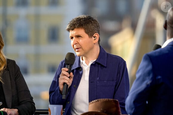 Thomas Sotto - L'émission Télématin sur France 2 en direct sur le port de Marseille dans le cadre de l'arrivée de la flamme olympique des JO de Paris 2024.