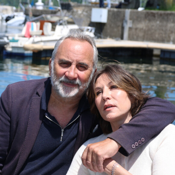 Exclusif - Antoine Dulery et Mathilde Seigner en Riva sur le Lac du Bourget lors de la 3ème édition du Festival du Cinema Français et de la gastronomie d'Aix-les-Bains le 5 juin 2024. © Denis Guignebourg / Bestimage