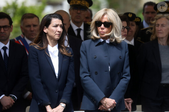 Mais restera amie après l'Elysée avec Brigitte ! 
Sabrina Agresti-Roubache et Brigitte Macron - Le Premier ministre préside la cérémonie d'honneurs funèbres militaires au Major Xavier Salou et au Maréchal des logis-chef Nicolas Molinari, à Maisons-Alfort, banlieue de Paris, le 24 mai 2024. © Stéphane Lemouton / Bestimage 