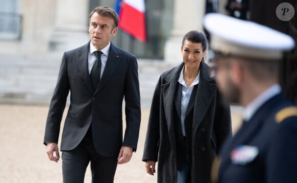 En revanche, elle ne tutoie pas le président de la République. 
Emmanuel Macron et Sabrina Agresti-Roubache - Le président français lors de la Cérémonie de la grande relève de la Garde au Palais de l'Elysée à Paris. Le 7 novembre 2023 © Jacques Witt / Pool / Bestimage 