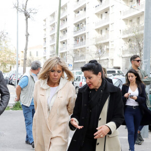 Mais discutaient comme des amies.
Exclusif - Sabrina Agresti-Roubache - Brigitte Macron (Trogneux) visite un quartier sensible de Marseille, France, le 1er avril 2017. © Dominique Jacovides/Bestimage 