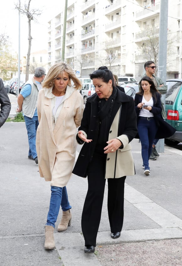 Mais discutaient comme des amies.
Exclusif - Sabrina Agresti-Roubache - Brigitte Macron (Trogneux) visite un quartier sensible de Marseille, France, le 1er avril 2017. © Dominique Jacovides/Bestimage 