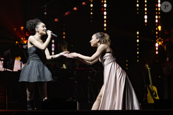 Candide Vernet et une danseuse lors du concert de la Star Academy à Lyon, le 15 mars 2024. Sandrine Thesillat / Panoramic