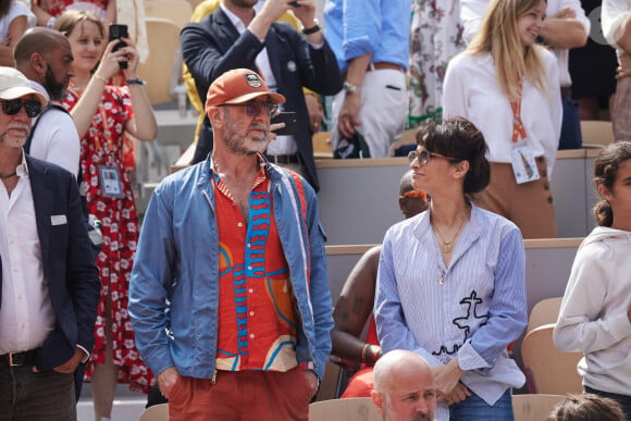 Eric Cantona et sa femme Rachida Brakni - Célébrités dans les tribunes de la finale Dames des Internationaux de Tennis de Roland Garros à Paris le 8 juin 2024. © Jacovides-Moreau/Bestimage 