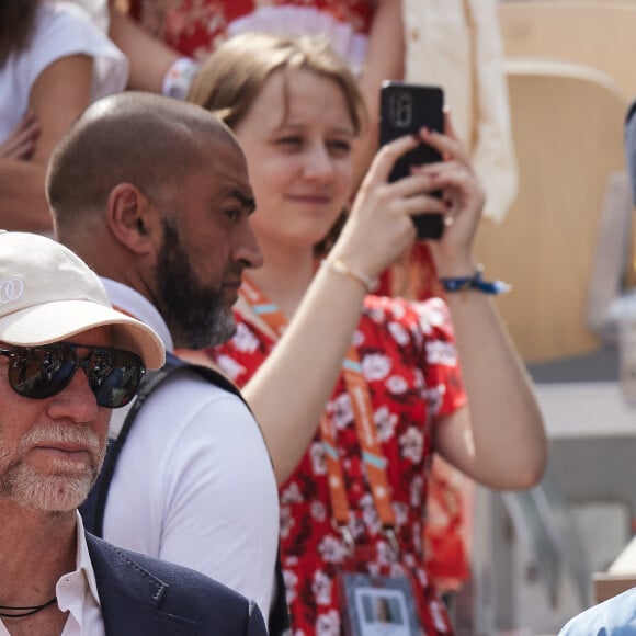 Eric Cantona et sa femme Rachida Brakni - Célébrités dans les tribunes de la finale Dames des Internationaux de Tennis de Roland Garros à Paris le 8 juin 2024. © Jacovides-Moreau/Bestimage 