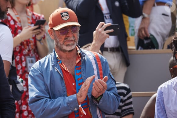 Eric Cantona - Célébrités dans les tribunes de la finale Dames des Internationaux de Tennis de Roland Garros à Paris le 8 juin 2024. © Jacovides-Moreau/Bestimage 