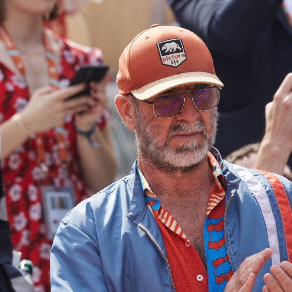 Eric Cantona - Célébrités dans les tribunes de la finale Dames des Internationaux de Tennis de Roland Garros à Paris le 8 juin 2024. © Jacovides-Moreau/Bestimage 