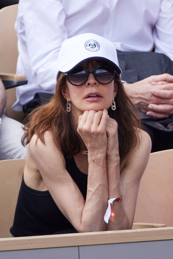 Anne Parillaud - Célébrités dans les tribunes de la finale Dames des Internationaux de Tennis de Roland Garros à Paris le 8 juin 2024. © Jacovides-Moreau/Bestimage 