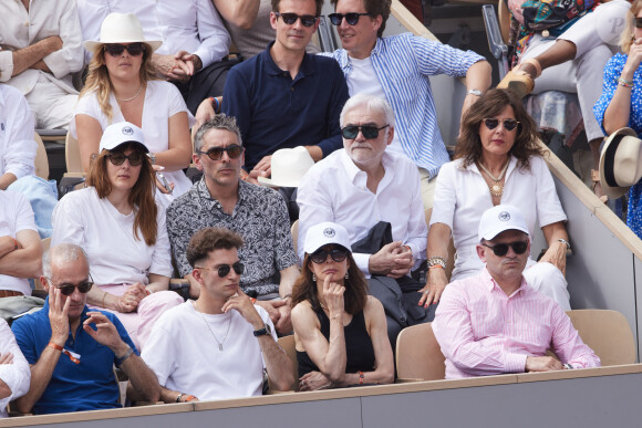 Pascal Praud, Anne Parillaud, Jean-Charles Tréhan (Directeur des relations extérieures chez LVMH), Gilles Boulleau - Célébrités dans les tribunes de la finale Dames des Internationaux de Tennis de Roland Garros à Paris le 8 juin 2024. © Jacovides-Moreau/Bestimage 