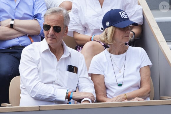 Bernard de La Villardière et Anne - Célébrités dans les tribunes de la finale Dames des Internationaux de Tennis de Roland Garros à Paris le 8 juin 2024. © Jacovides-Moreau/Bestimage 