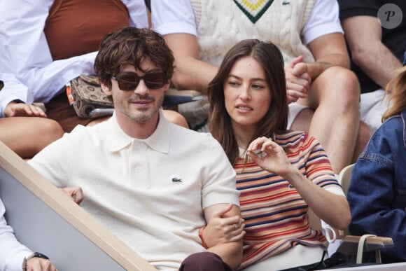 Logan Lerman et sa compagne Analuisa Corrigan - Célébrités dans les tribunes de la finale Dames des Internationaux de Tennis de Roland Garros à Paris le 8 juin 2024. © Jacovides-Moreau/Bestimage 