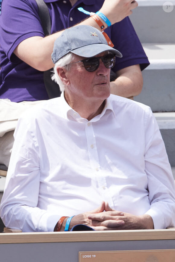 Michel Barnier - Célébrités dans les tribunes de la finale Dames des Internationaux de Tennis de Roland Garros à Paris le 8 juin 2024. © Jacovides-Moreau/Bestimage 