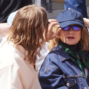 Isabelle Huppert - Célébrités dans les tribunes de la finale Dames des Internationaux de Tennis de Roland Garros à Paris le 8 juin 2024. © Jacovides-Moreau/Bestimage 