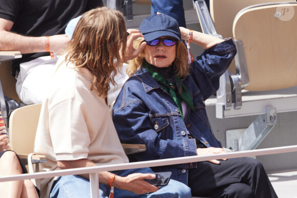 Isabelle Huppert - Célébrités dans les tribunes de la finale Dames des Internationaux de Tennis de Roland Garros à Paris le 8 juin 2024. © Jacovides-Moreau/Bestimage 